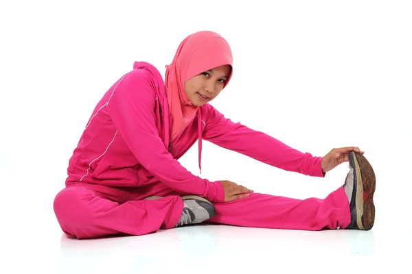 En ganska muslimsk kvinna friidrottare stretching hennes kropp — Stockfoto