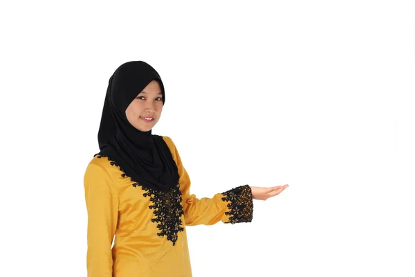 Gyönyörű fiatal muzulmán nő meleg Üdvözöljük mosollyal — Stock Fotó