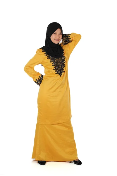 Gyönyörű fiatal muzulmán nő jelentenek baju kurung. — Stock Fotó