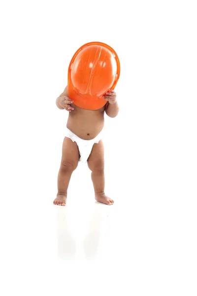 Criança em hardhat joga sobre fundo branco — Fotografia de Stock