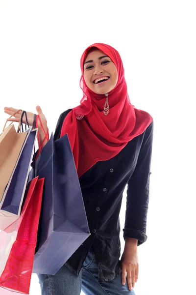 Mulher muçulmana bonita se sentir feliz segurando sacos de compras . — Fotografia de Stock