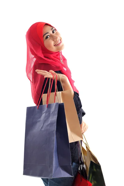 幸せショッピング バッグを保持している美しいイスラム教徒の女性を感じる. — ストック写真