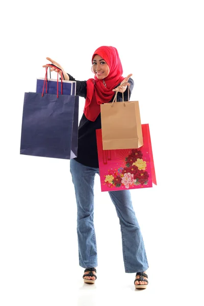 Mooie Moslimvrouw gevoel gelukkig houden boodschappentassen geïsoleerd — Stockfoto