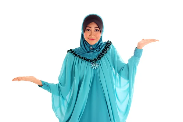Müslüman kadın gülümseyerek mutlu açık el palm ile sunulması