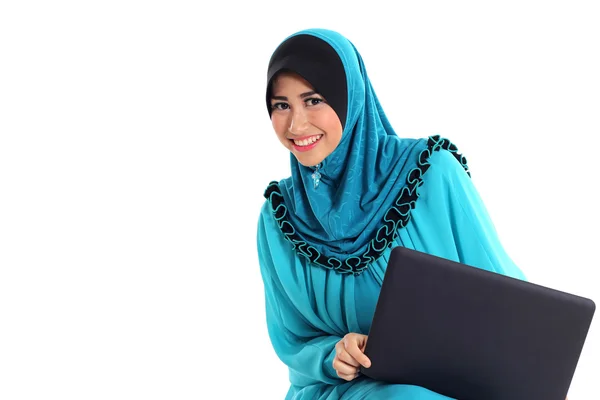 Retrato de uma bela jovem muçulmana trabalhando no laptop — Fotografia de Stock