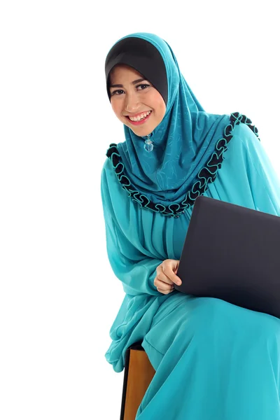 Portrait of a beautiful young muslim woman working on laptop — 图库照片