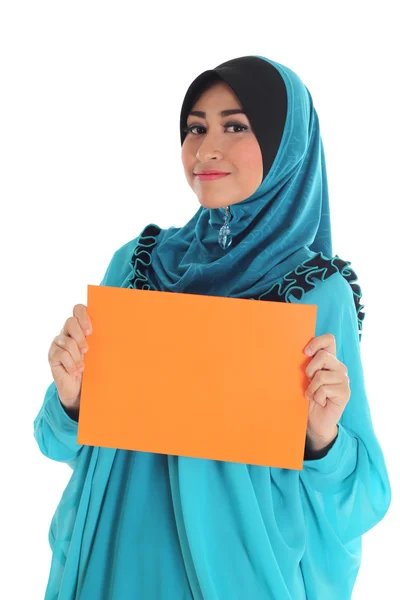 Schöne junge muslimische Frau posiert und hält ein leeres Papier — Stockfoto