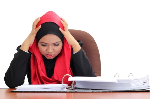 Wanita pengusaha Asia yang cantik, stres dan sakit kepala saat beraksi. . — Stok Foto