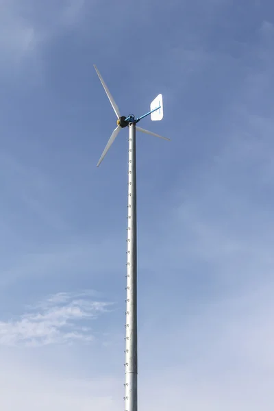 Correio de vento vertical com céu azul — Fotografia de Stock