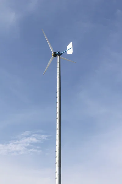 Correo de viento vertical con cielo azul —  Fotos de Stock