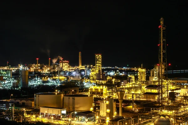 Nachtszene einer Chemiefabrik — Stockfoto