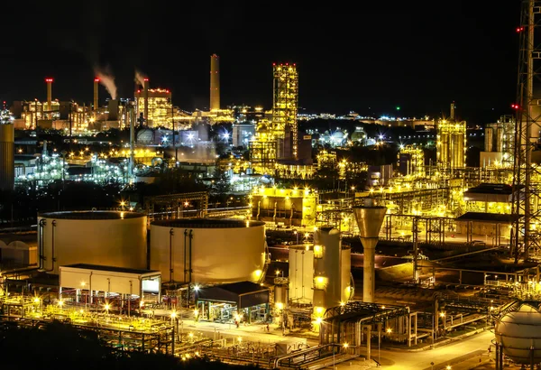 Cena noturna de planta química — Fotografia de Stock