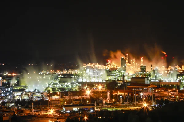 Scène nocturne de l'usine chimique — Photo