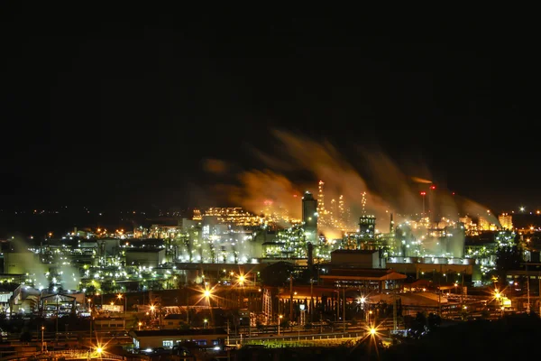 Cena noturna de planta química — Fotografia de Stock