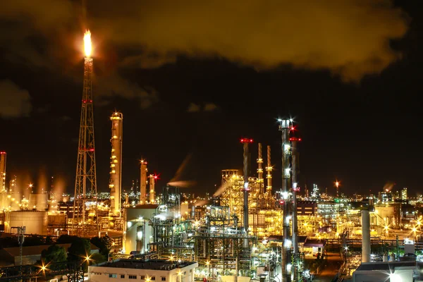 Cena noturna de planta química — Fotografia de Stock