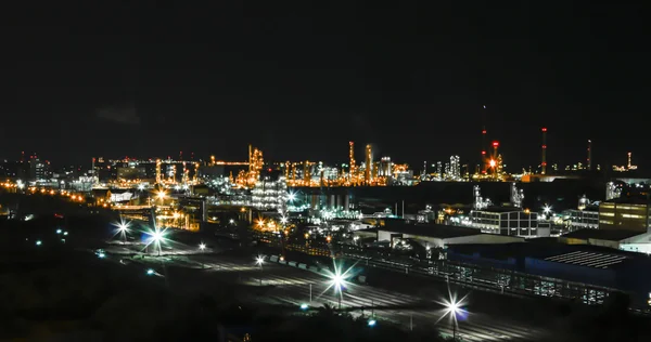 Scène nocturne de l'usine chimique — Photo