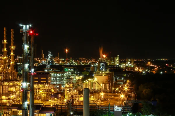 Cena noturna de planta química — Fotografia de Stock