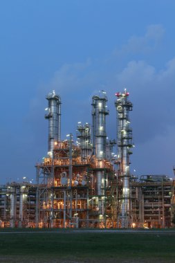 akşam sahnede Petrokimya tesisi yapısı