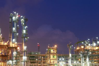 akşam sahnede Petrokimya tesisi yapısı