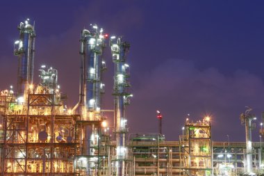 akşam sahnede Petrokimya tesisi yapısı