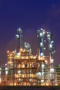 akşam sahnede Petrokimya tesisi yapısı