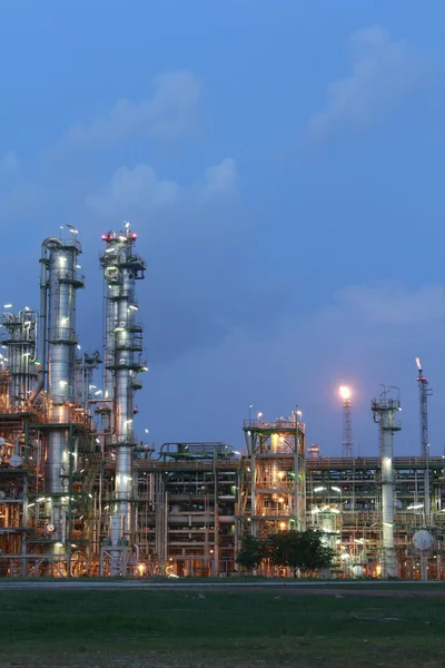 Estrutura da planta petroquímica em cena noturna — Fotografia de Stock