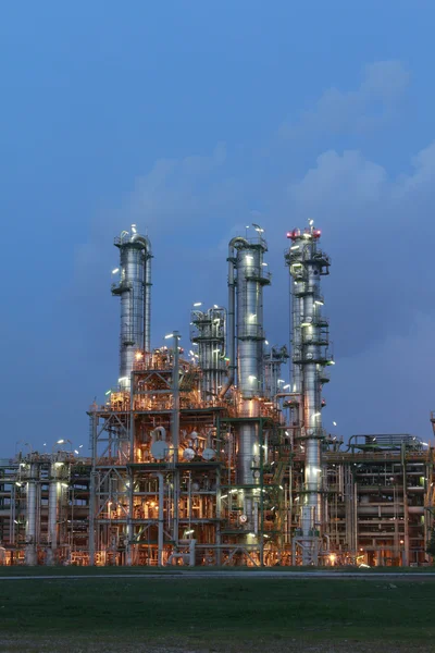 Estrutura da planta petroquímica em cena noturna — Fotografia de Stock