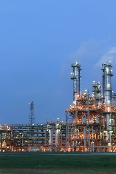 Estrutura da planta petroquímica em cena noturna — Fotografia de Stock