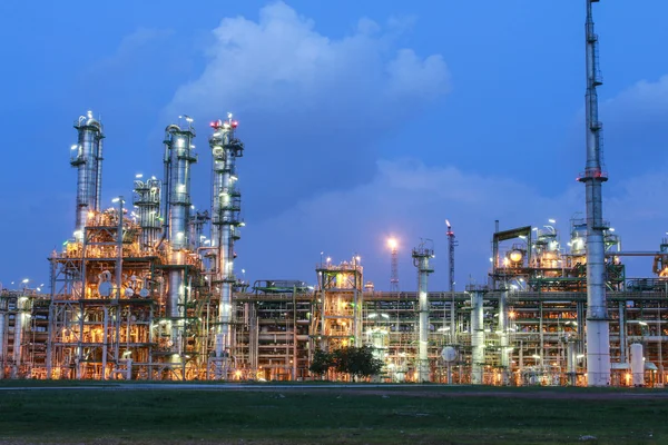 Estrutura da planta petroquímica em cena noturna — Fotografia de Stock