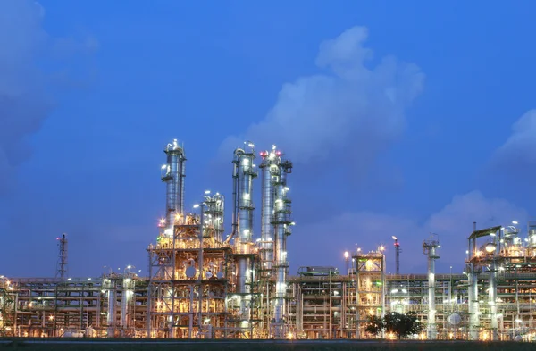 Estructura de la planta petroquímica en escena nocturna — Foto de Stock