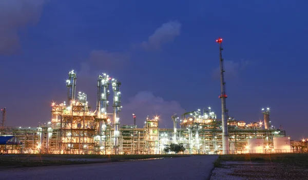 Estrutura da planta petroquímica em cena noturna — Fotografia de Stock