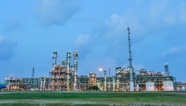 Estrutura da planta petroquímica em cena noturna — Fotografia de Stock