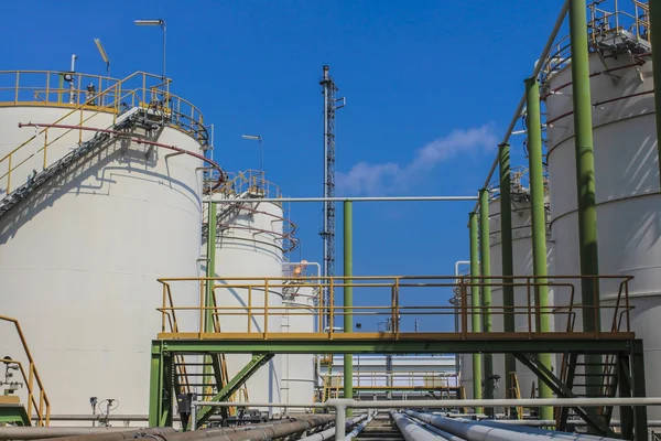 Armazenamento de petróleo e de tanques químicos — Fotografia de Stock