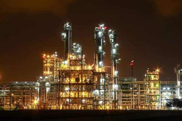 Escena nocturna de planta química — Foto de Stock