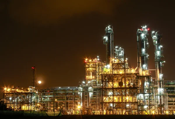 Cena noturna de planta química — Fotografia de Stock