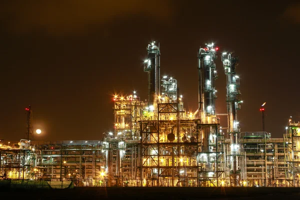 Cena noturna de planta química — Fotografia de Stock