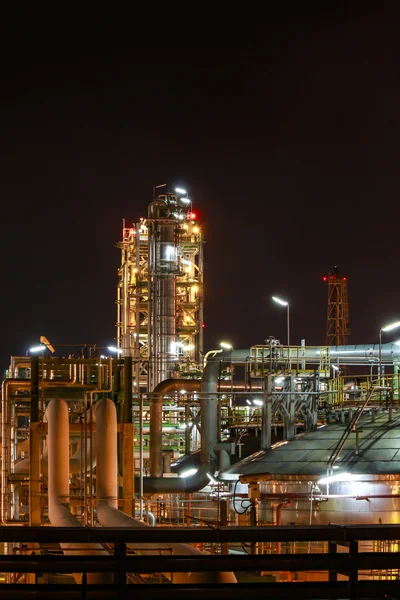 Usine pétrochimique - scène nocturne — Photo