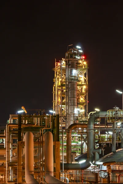 Usine pétrochimique - scène nocturne — Photo