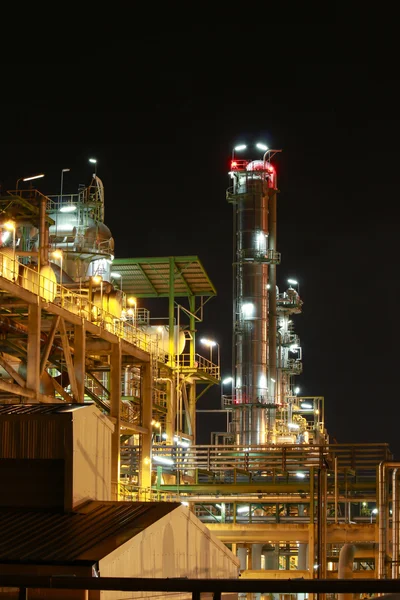 Petro y planta química - escena nocturna —  Fotos de Stock