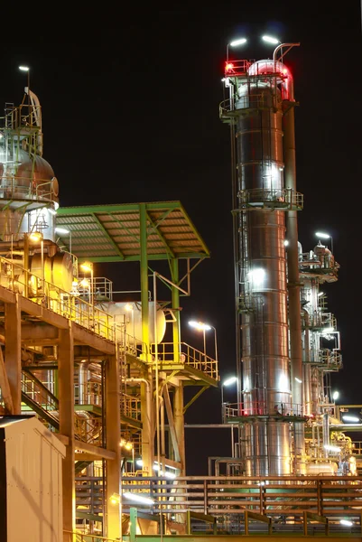 Impianto petrolifero e chimico - scena notturna — Foto Stock