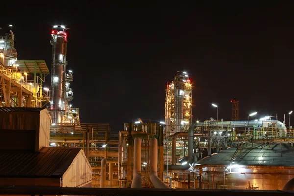 Petro- und Chemiefabrik - Nachtszene — Stockfoto