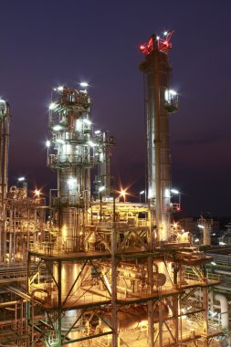 gece vakti Petrokimya fabrikasının aydınlatma