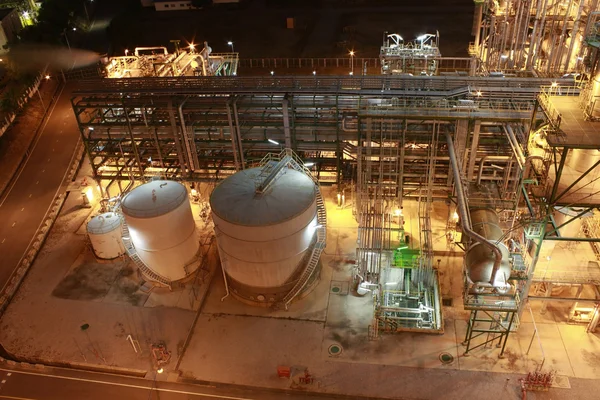 Iluminación de la fábrica petroquímica en la noche —  Fotos de Stock