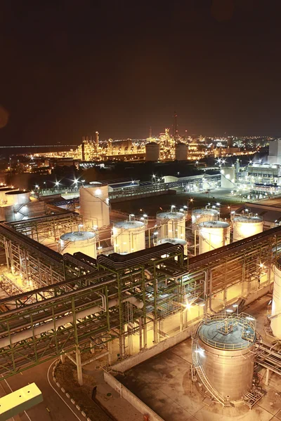 Belysning av petrokemiska fabrik i natt — Stockfoto