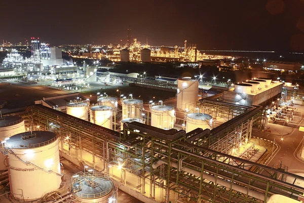 gece vakti Petrokimya fabrikasının aydınlatma