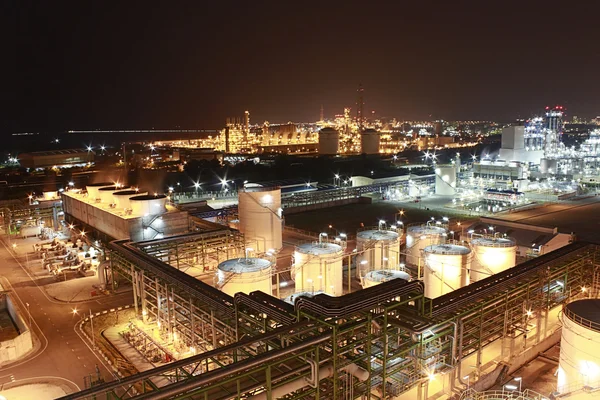 gece vakti Petrokimya fabrikasının aydınlatma
