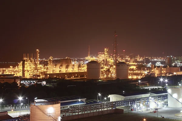 Iluminación de la fábrica petroquímica en la noche — Foto de Stock