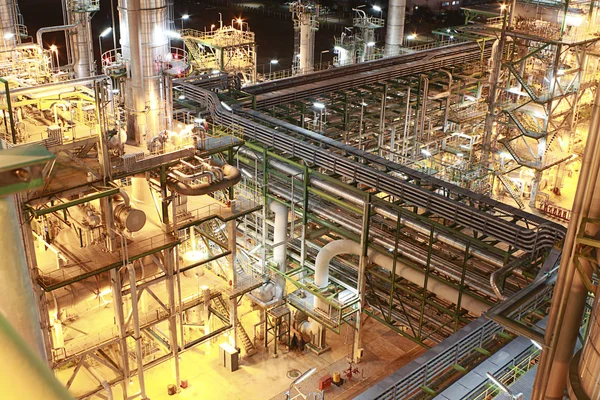 gece vakti Petrokimya fabrikasının aydınlatma