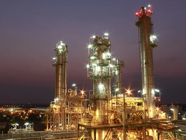 夜の時間での石油化学工場の照明 — ストック写真
