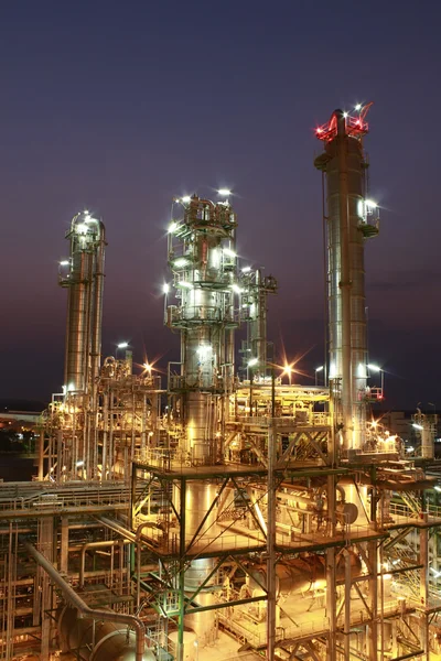 Verlichting van petrochemische fabriek in nachttijd — Stockfoto